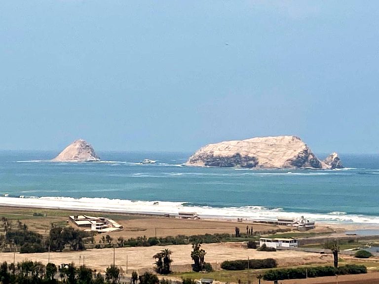 Vista de las islas Cavillaca desde la costa