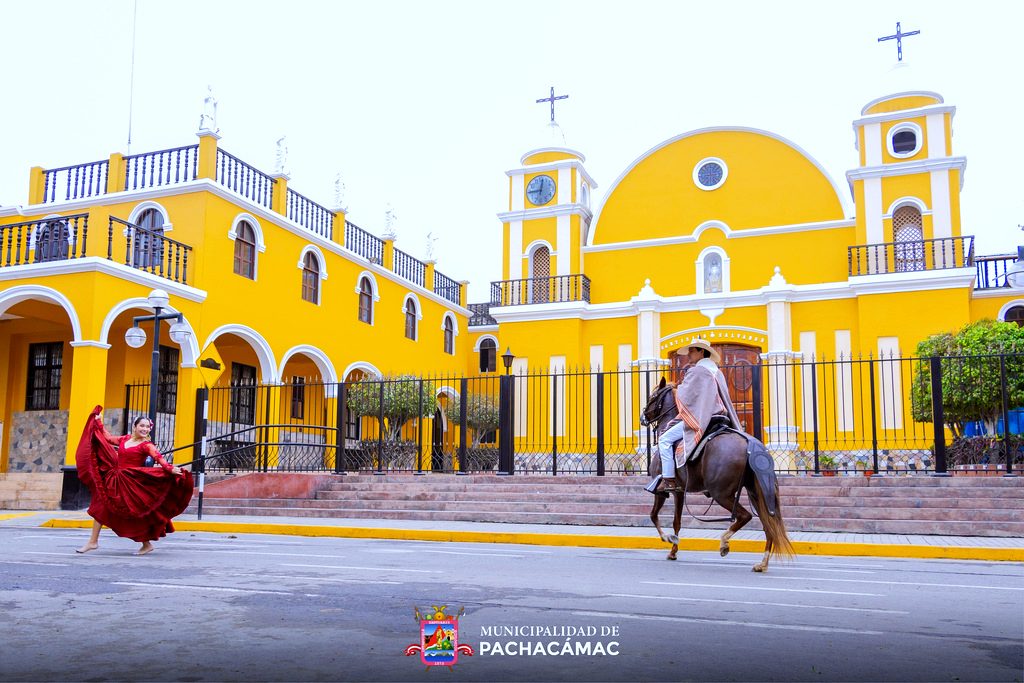 Plaza de Armas de Pachacámac con su iglesia amarilla